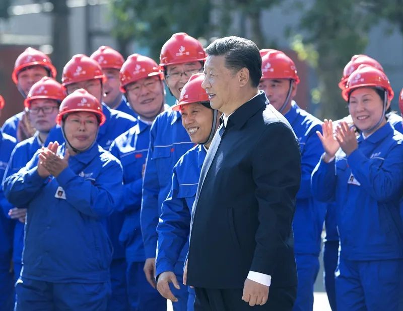 2018年9月26日，在中國一重集團，習近平總書記走到工人中間，同大家親切交流。
