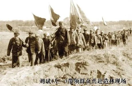沙地所首任所長劉斌帶領(lǐng)群眾共赴造林現(xiàn)場。阜新市委宣傳部供圖