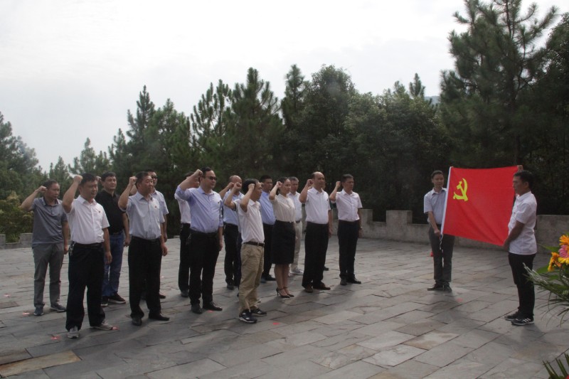 图为9月26日，明月山林场党员干部在寅陂桥战斗遗址重温入党誓词。
