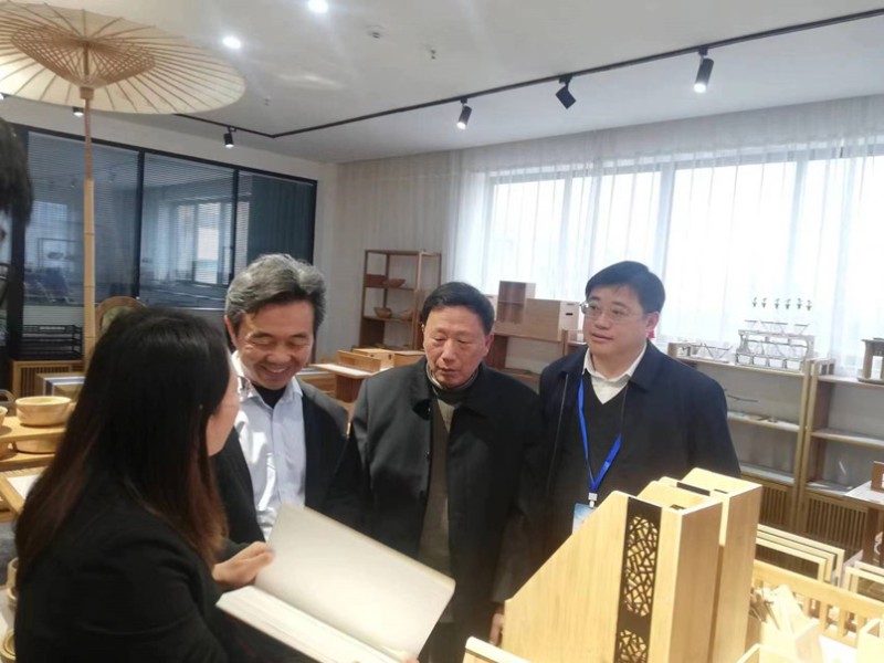 图为调研组参观鲁丽木业公司竹制产品。