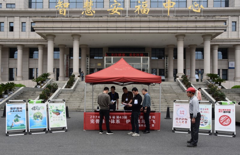 图为安福县开展第43届“爱鸟周”宣传活动。