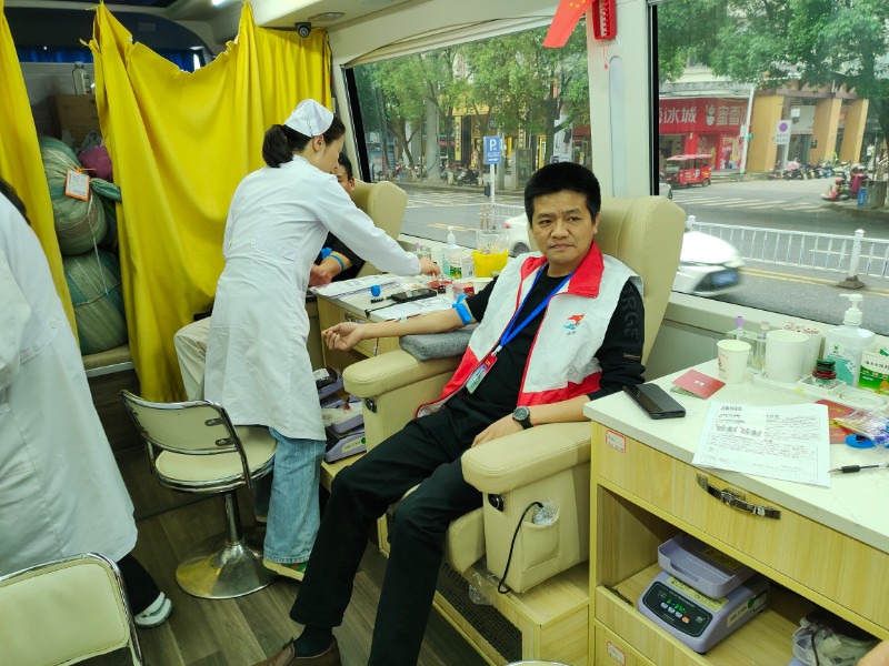 图为北华山林场干部职参加无偿献血。