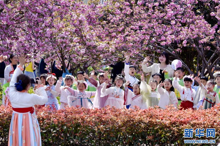 4月14日，河南鹤壁，汉服爱好者在赏花打卡。刘勇 摄