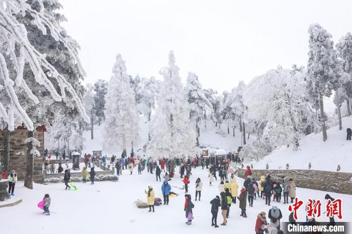 江西庐山冰雪美景引众多游客纷至沓来