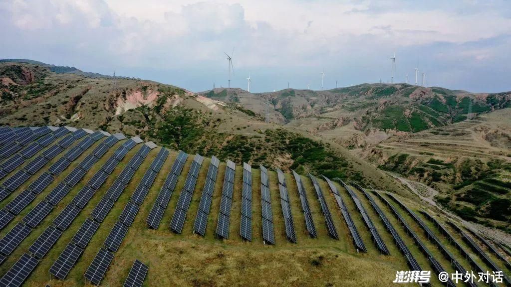 河北张家口市的一个风能和太阳能发电站。2021年，中国风电新增46.95吉瓦、光伏发电新增53.13吉瓦，分别占全国新增装机的26.6%和30.1%。图片来源：Chen Xiaodong / Alamy