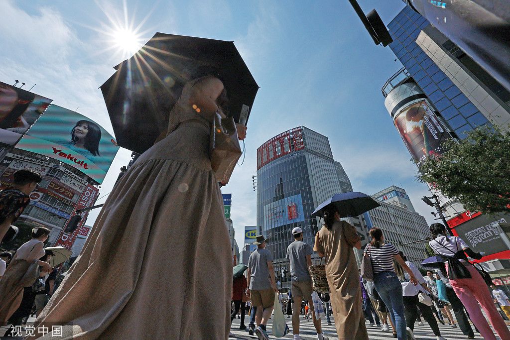 当地时间2022年7月2日，日本东京，炎炎烈日下，民众在涩谷车站附近行走。本文图片均为视觉中国 图