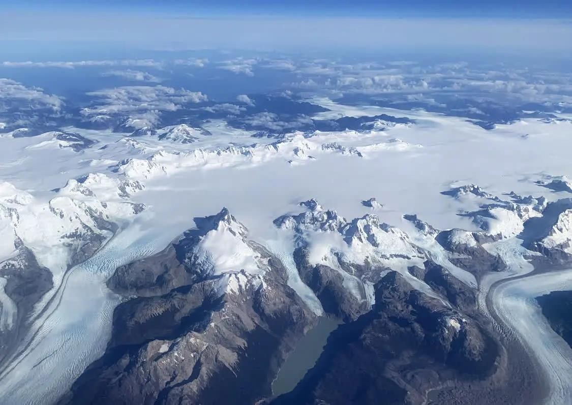 当地时间2023年3月23日，智利大火地岛，达尔文山脉是世界上冰川最集中的地区之一。绿色和平组织在3月22日世界水日警告说，由于全球变暖和冰川流失加速，智利面临着几乎不可逆转的气候危机（IC photo）