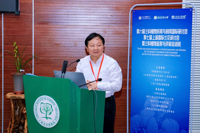 7兰思仁校长介绍新书.jpg