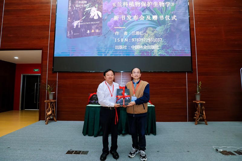 8新书发布及赠书仪式.jpg