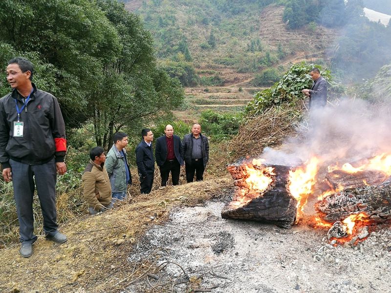 11月29日,市林业局副局长叶日山一行在安远县调研指导森林防火,松材