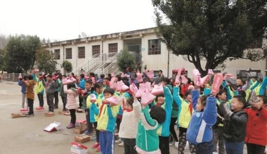 大沟林区九年一贯制学校，全校62个孩子领取崭新的棉鞋。    受访者供图