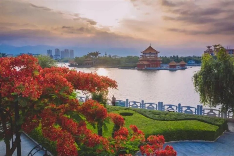 ef89e1b4a0f53e8a43acba385ca95dc4_蒙自南湖公園.jpg