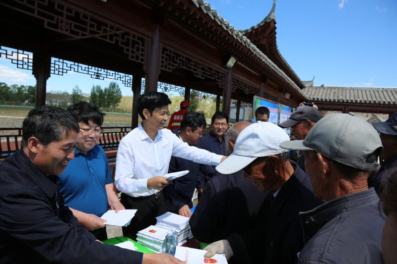 河北省林业和草原局副局长吴京为农牧民发放草原法律法规等宣传资料