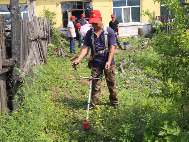 古源镇党员志愿者帮助“三无人员”清理院内杂草