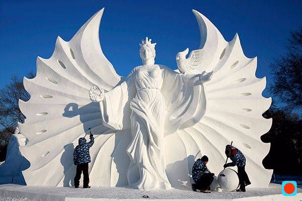 这是冰雪节上的一个巨型雪雕