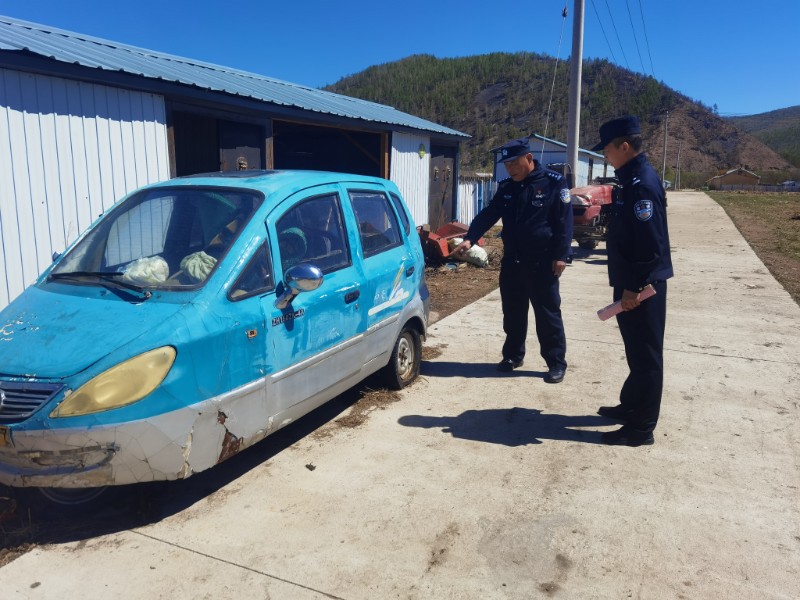 吉库派出所清理街道“僵尸车” (3)