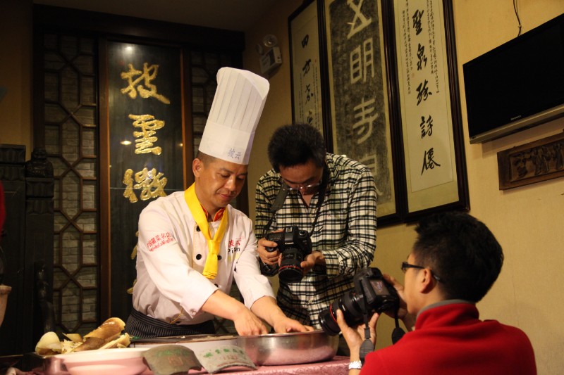 媒体拍摄章小虎制作徽菜的过程