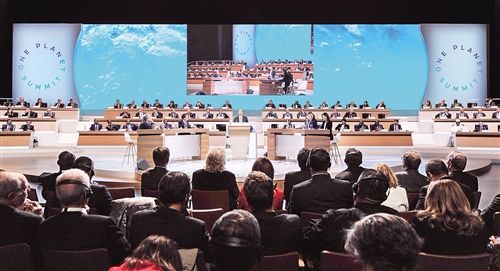 这是12月12日在法国巴黎拍摄的“一个星球”气候行动融资峰会全会会场。