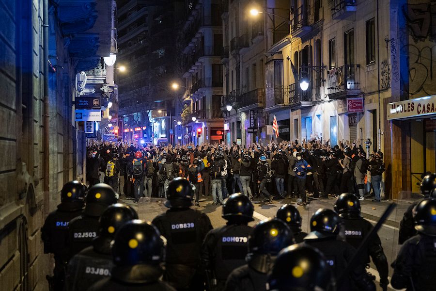 2021年2月21日，西班牙巴塞罗那，抗议者参加声援说唱歌手巴勃罗�哈塞尔的示威游行，警察在街头戒严。