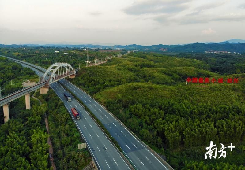 韶赣铁路,韶赣高速公路.邓斌 摄