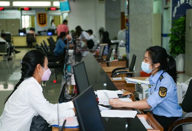 梅江区优化政务服务，让办事群众少跑路。南方日报记者 何森垚 摄