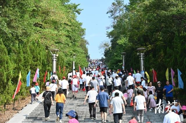 徒步打卡陽山賢令山。