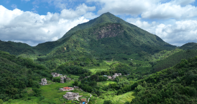 懷集縣藍(lán)鐘鎮(zhèn)“頭岳”。