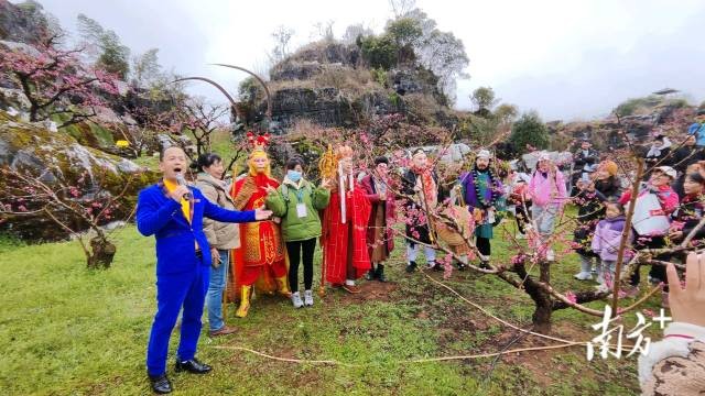 桃花節(jié)群眾歡唱一堂。張浩森 攝