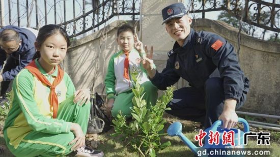 廣東海警局開展植樹節(jié)主題生態(tài)行動。廣東海警局 供圖