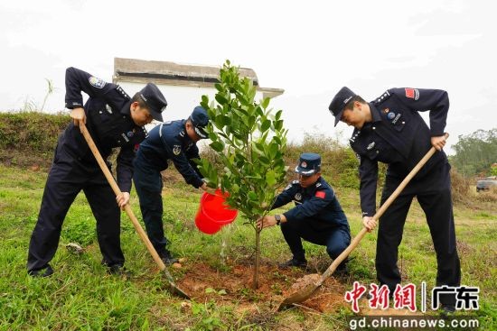 廣東海警局開展植樹節(jié)主題生態(tài)行動。廣東海警局 供圖