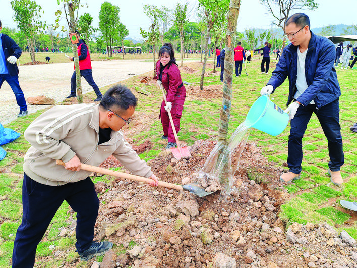     黨員干部在植樹(shù)。圖片由市委組織部提供