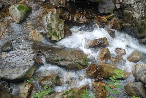 山间流水