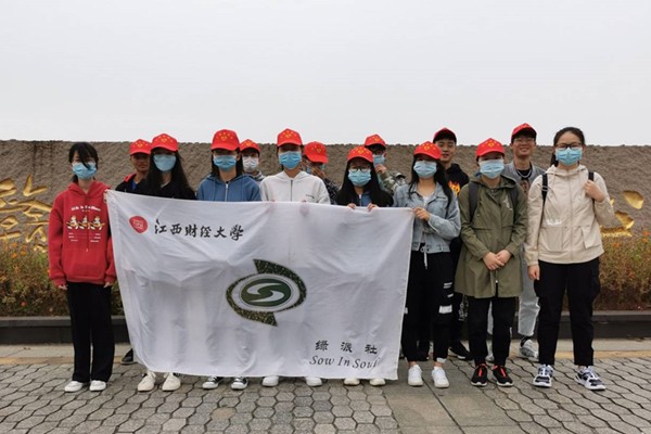 清青有你—赣江河岸垃圾清理志愿活动顺利开展