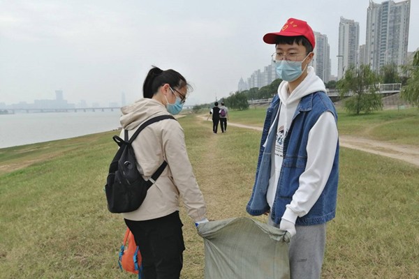 清青有你—赣江河岸垃圾清理志愿活动顺利开展 (2)