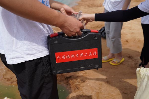 团队成员正在进行水质检测