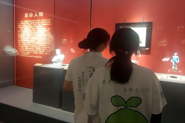 張芮菁與區馨月參觀革命人物雕塑展覽