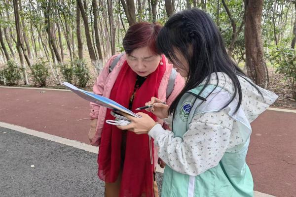 湿地先锋部成员在艾溪湖湿地公园进行问卷调查