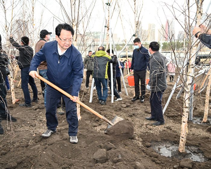 景俊海：在全社會(huì)倡導(dǎo)形成愛(ài)綠植綠護(hù)綠文明風(fēng)尚 提升綠美吉林建設(shè)水平 打造生態(tài)文明建設(shè)強(qiáng)省