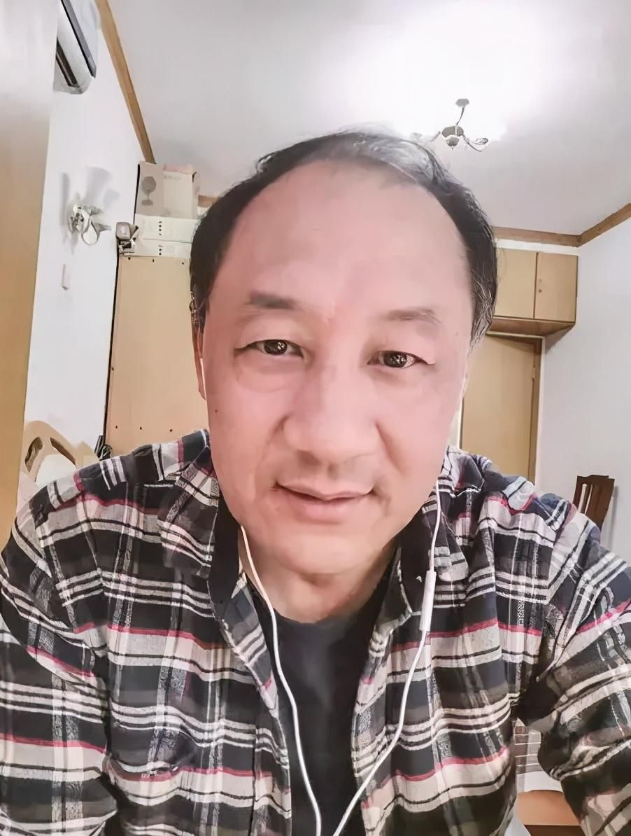 感染新冠的“網紅醫生”余昌平已重回醫生崗位，每天步行上下班，感慨生病的武漢也全面復蘇了