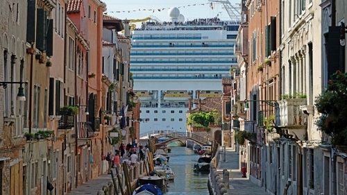 英媒：新冠病毒把大游輪從威尼斯趕跑 環(huán)保主義者大贊清爽旅游業(yè)者叫苦沒飯吃