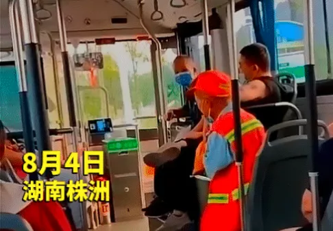 健康碼難倒環(huán)衛(wèi)老人：一個(gè)人害了一車人，疫情之下老人出行誰來管