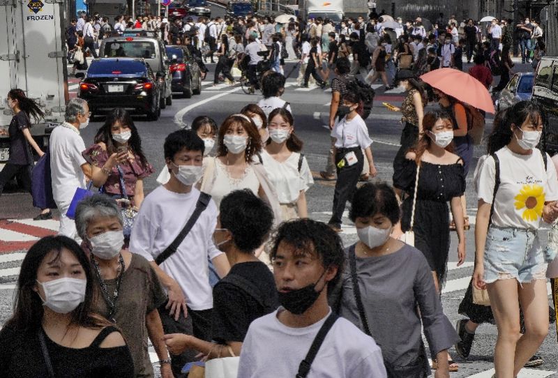 日本疫情惡化達到爆發式發展，街頭卻人潮洶涌