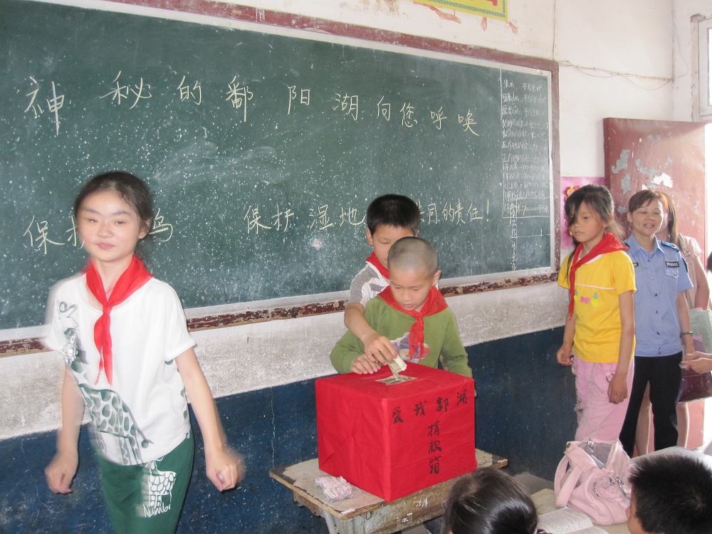 1、学生积极捐款123