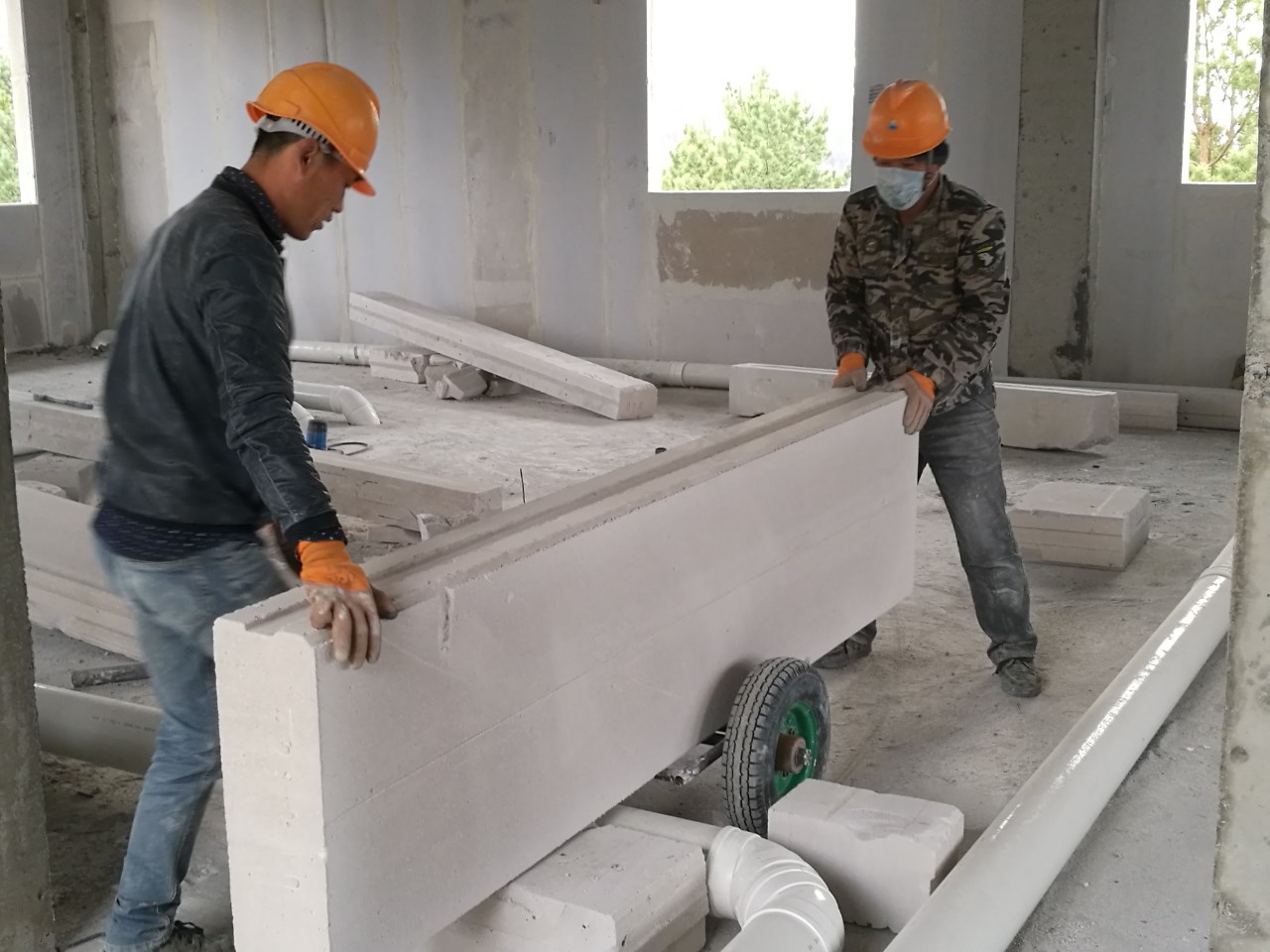 热点关注 房产 > 正文   alc墙板吊卸三层 技术员刘超测量框架梁水泥