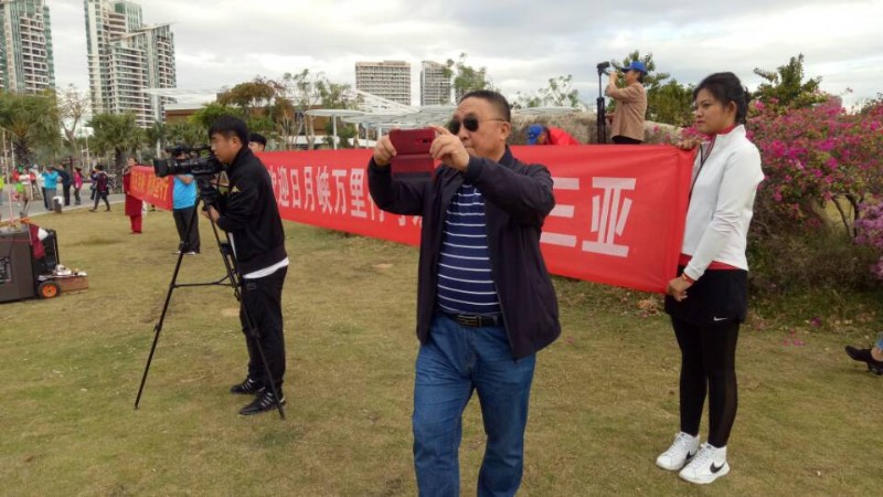 三亚电视台记者、刘董事长同时在录像会场实况