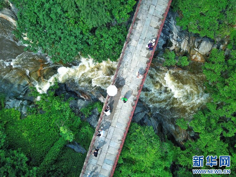 《新华网》：山东泰山：雨后群瀑争流 快来清凉一“夏” _www.isenlin.cn