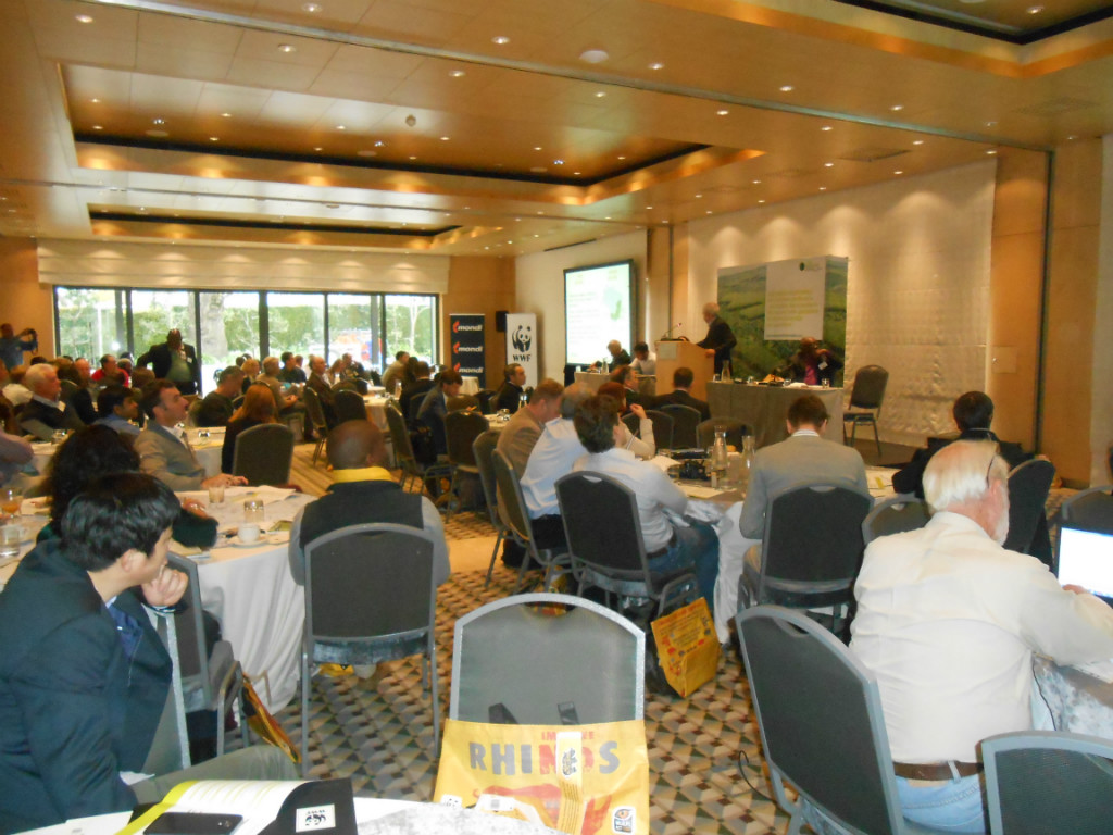 世界自然基金会（WWF）在南非开普敦举行新一代人工林项目峰会。会议由社会影响研讨会和社区对话两个环节组成。中国绿色碳汇基金会行政总监袁金鸿、WWF中国办公室森林项目官员孙明明和浙江安吉笋竹专业合作社理事长储雪松共同回答了代表们对专业合作社的运行机制等方面的提问。