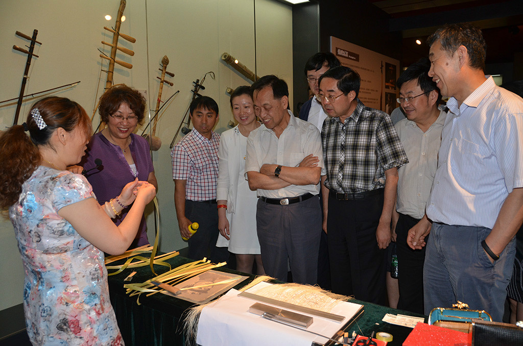 首届中国绿色碳汇节开幕，局领导欣赏竹工艺制品