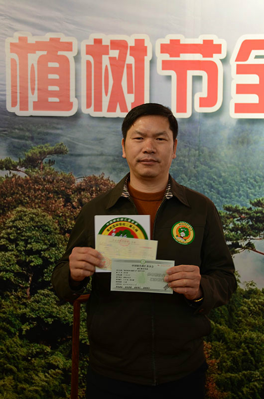 三明市政府副市长林守钦现场网上捐赠并展示购买凭证、票据和车贴