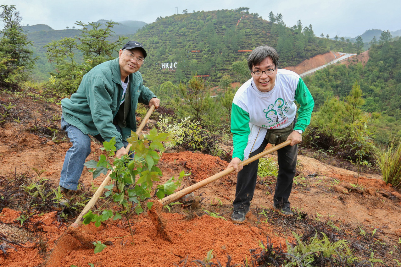 香港马会绿色大使亲手栽种树苗，共同见证新一期“香港马会碳汇林”的诞生
